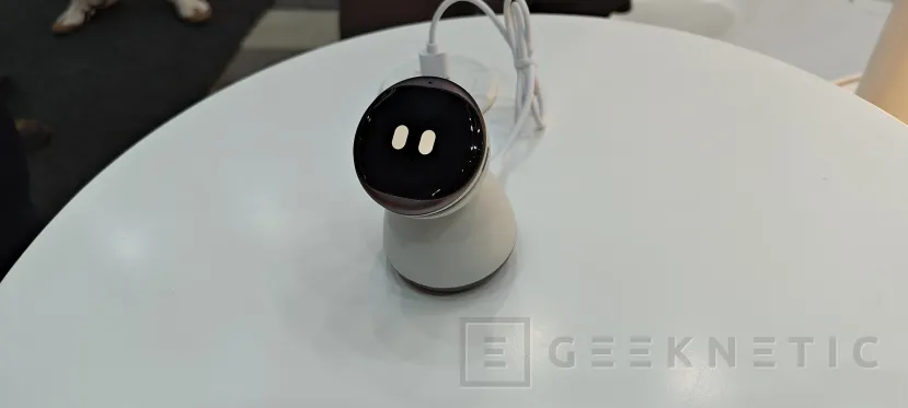 Geeknetic iKairos cambia de colgante a robot de sobremesa y conserva una memoria compartida 3