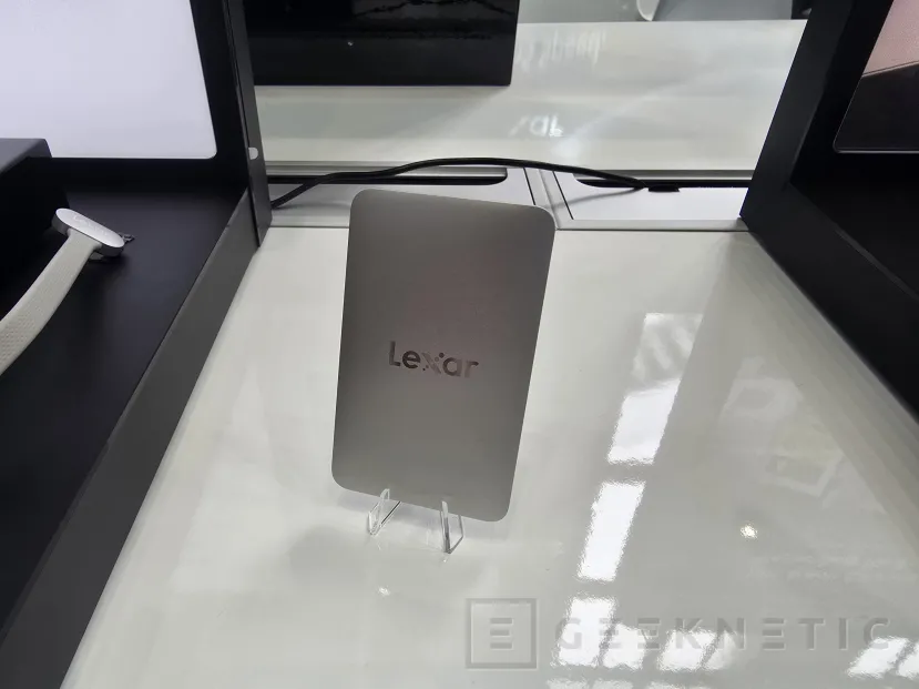 Geeknetic Este es "el SSD portátil más fino del mundo" según Lexar: llega el Muse Ultra-Slim Portable con solo 3,8 mm de grosor 2