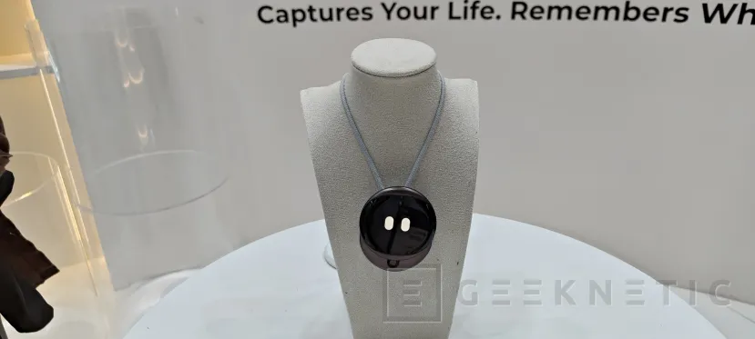 Geeknetic iKairos cambia de colgante a robot de sobremesa y conserva una memoria compartida 1