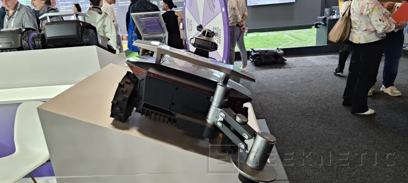 Geeknetic ANTHBOT R730 estrena un brazo que recorta automáticamente los bordes del césped 2