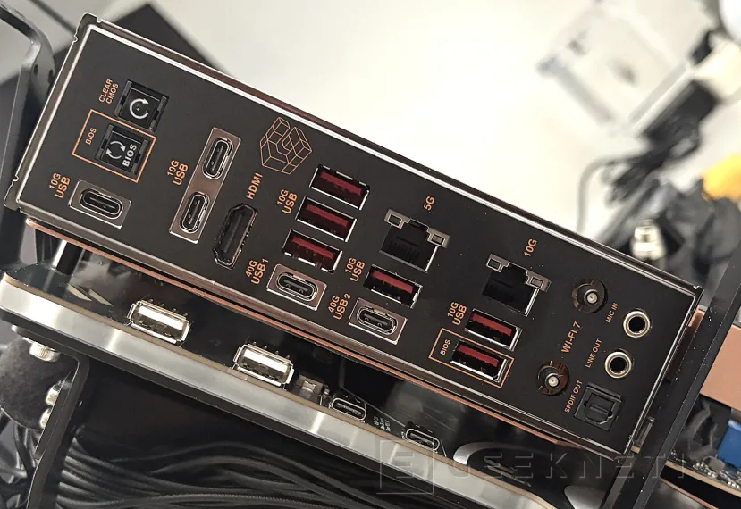 Geeknetic ASUS ROG CROSSHAIR 2006 Review: veinte años de ASUS ROG CROSSHAIR concentrados en una placa base excepcional 14