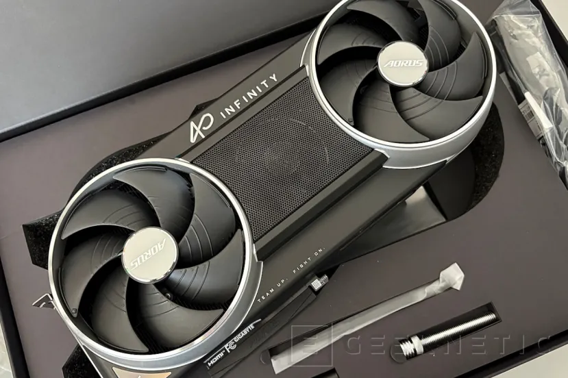 Geeknetic Gigabyte AORUS GeForce RTX 5090 INFINITY 32G Review: Gigabyte celebra su 40 aniversario son su gráfica más rápida y exclusiva 3
