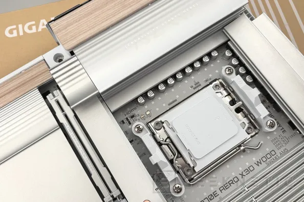 Gigabyte X870E AERO X3D WOOD