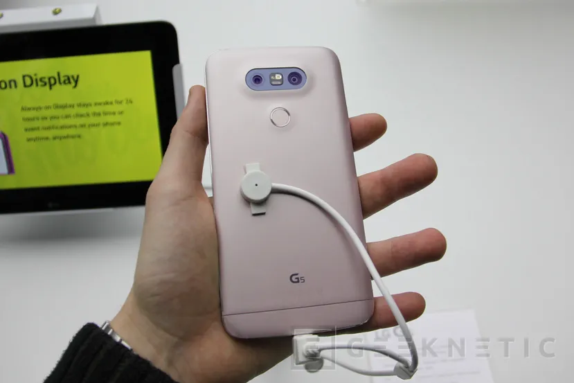 Geeknetic El &quot;metal&quot; que tocas al coger un LG G5 es realmente plástico 1