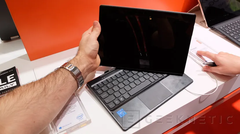 Geeknetic Lenovo muestra nuevos convertibles Yoga y Miix 5
