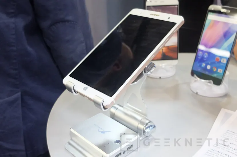 Geeknetic Akyumen nos muestra sus tablets y smartphones con proyector incorporado 4