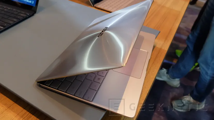 Geeknetic ASUS ZenBook 3: más potente, más ligero y más fino que el MacBook 2