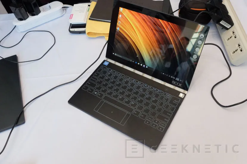 Geeknetic Lenovo se decanta por un teclado táctil en su nuevo convertible Yoga Book 2