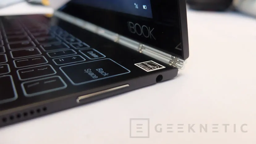 Geeknetic Lenovo se decanta por un teclado táctil en su nuevo convertible Yoga Book 1