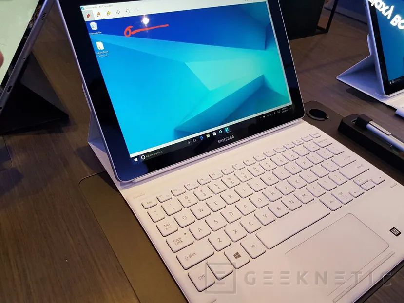 Geeknetic Samsung apunta a la Surface de Microsoft con su Galaxy Book con Windows 10 1