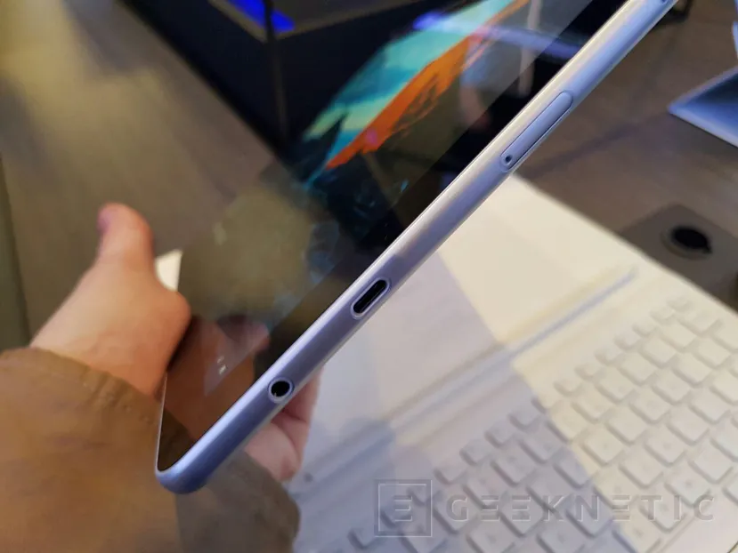 Geeknetic Samsung apunta a la Surface de Microsoft con su Galaxy Book con Windows 10 6