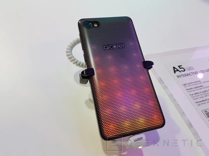 Alcatel llena la parte trasera de su smartphone A5 con LEDs interactivos, Imagen 1