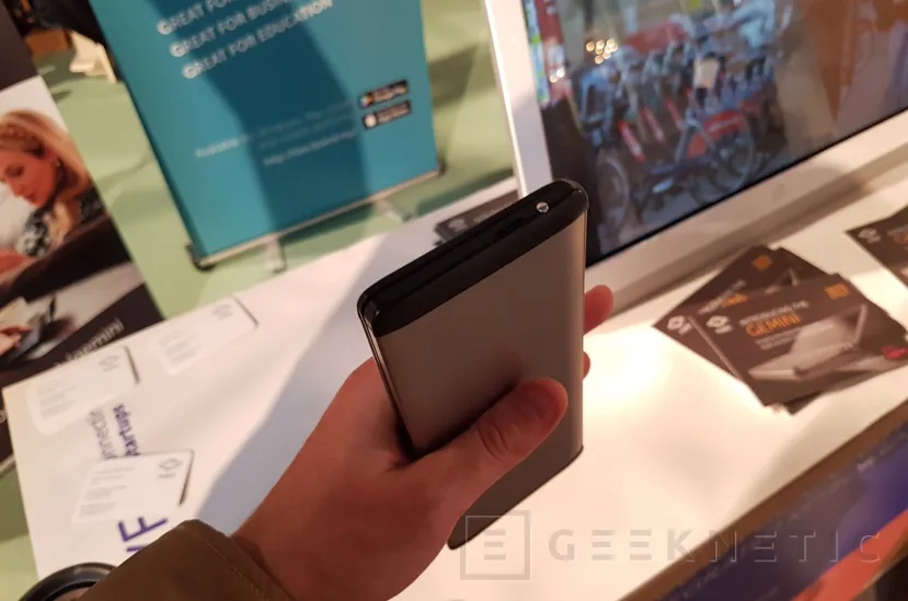 Geeknetic Planet Computers resucita el concepto de PDA con su Gemini con Android y Ubuntu 3
