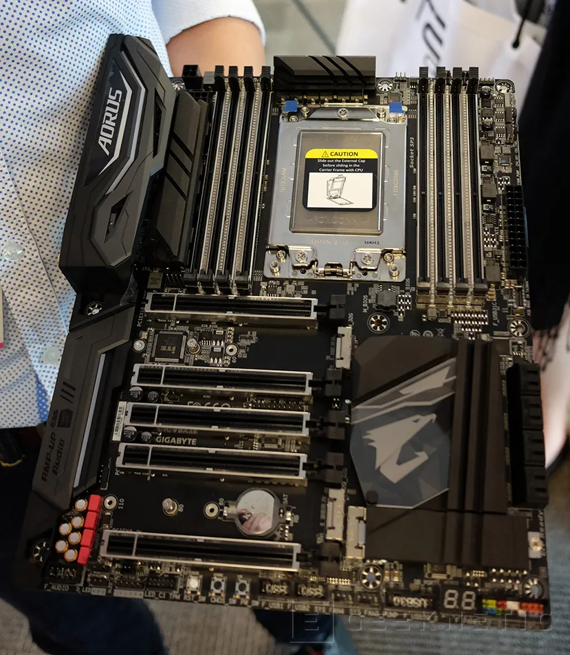 Geeknetic Gigabyte nos muestra una de sus placas X399 para AMD Threadripper 1