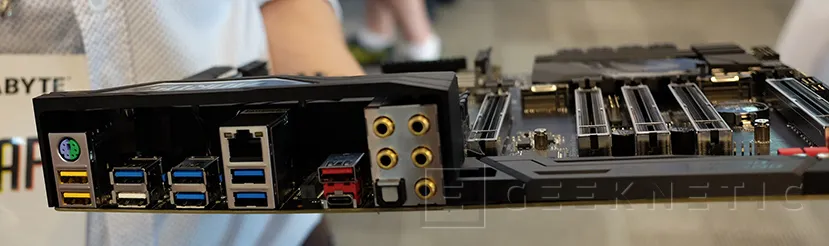 Geeknetic Gigabyte nos muestra una de sus placas X399 para AMD Threadripper 2