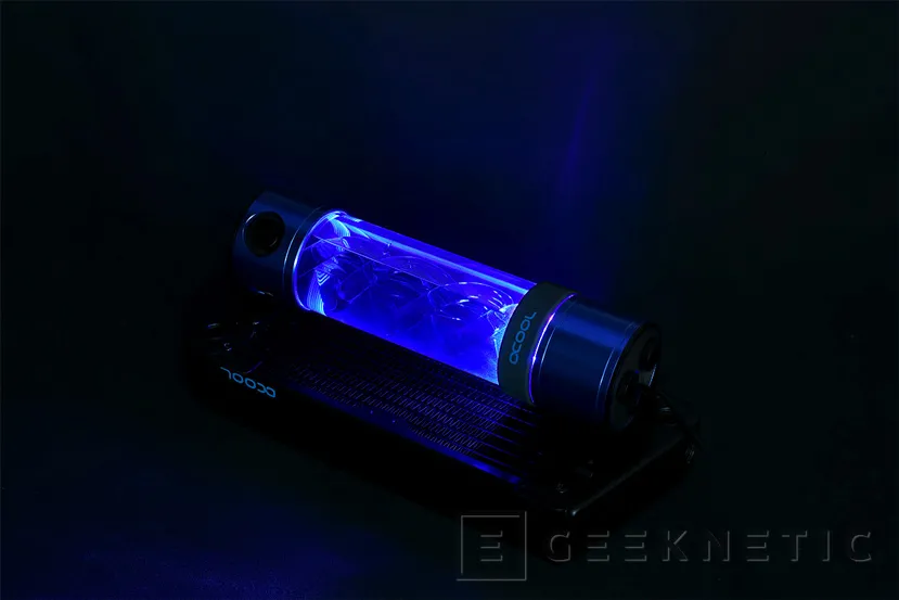 Geeknetic Alphacool añade iluminación UV en sus depósitos de RL Eisbecher Helix 2