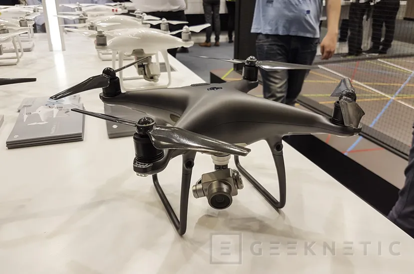Geeknetic El drone DJI Phantom 4 Pro Obsidian se tiñe de negro y mejora su estabilizador 1