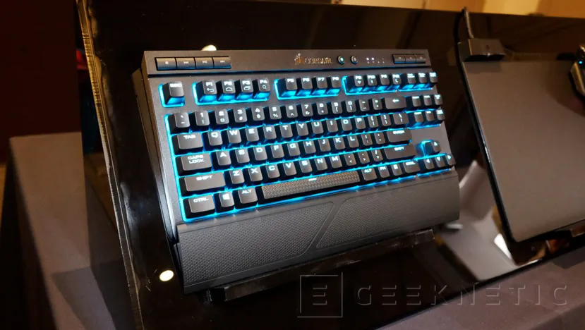 Geeknetic K63 Wireless Gaming, así es el primer teclado mecánico inalámbrico de Corsair 1