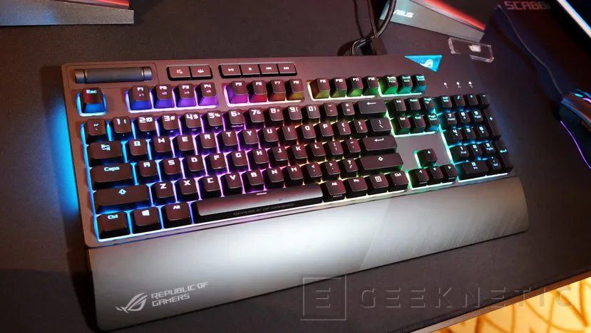 ROG Strix así es teclado gaming mecánico RGB de ASUS