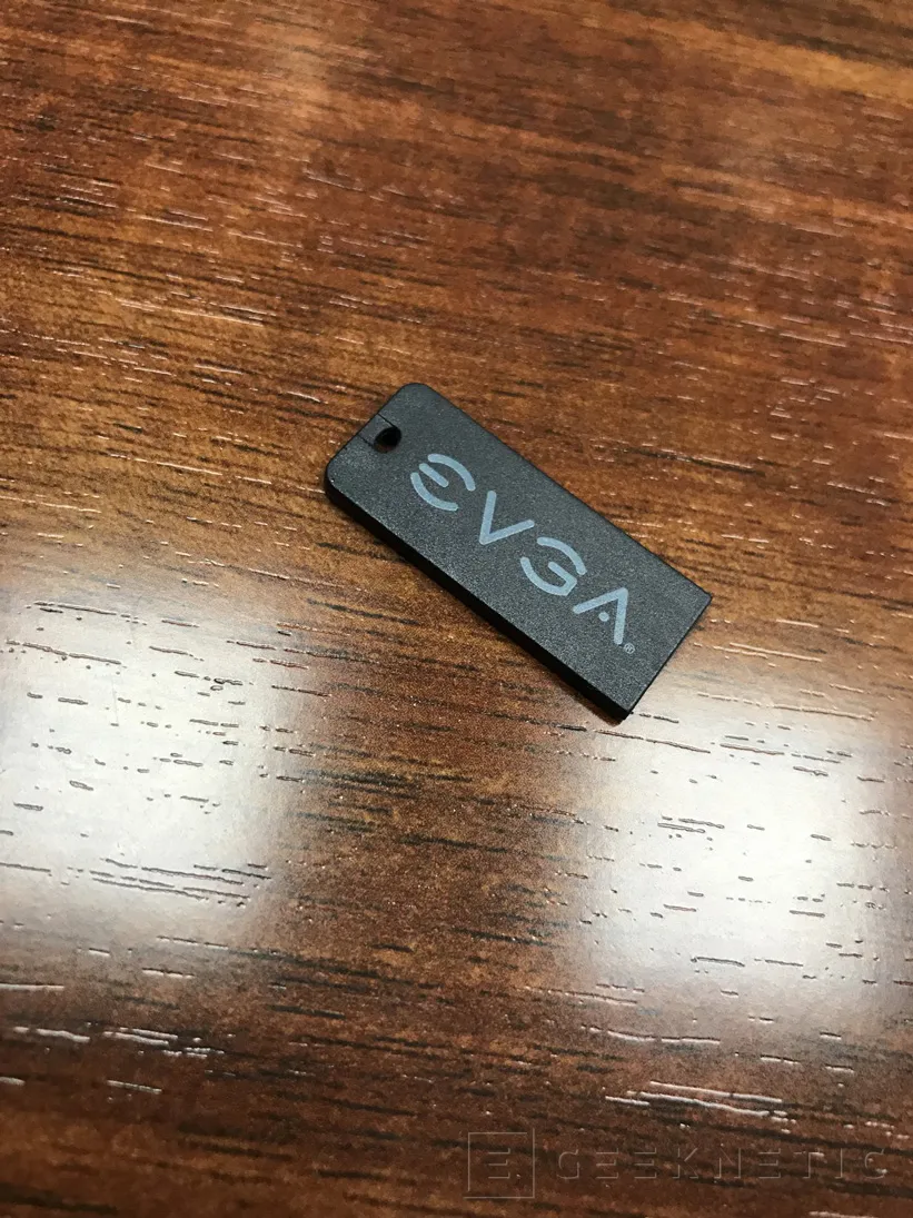Geeknetic EVGA da una patada al CD: A partir de ahora, los controladores de sus placas base vendrán en una unidad USB 2