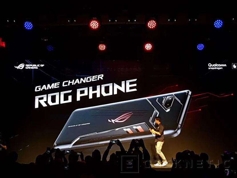 Geeknetic Asus introduce el smartphone ROG Phone, 90Hz de panel AMOLED y overclock 1