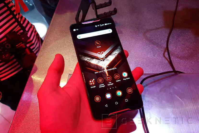 Geeknetic Asus introduce el smartphone ROG Phone, 90Hz de panel AMOLED y overclock 4