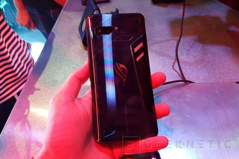 Geeknetic Asus introduce el smartphone ROG Phone, 90Hz de panel AMOLED y overclock 6