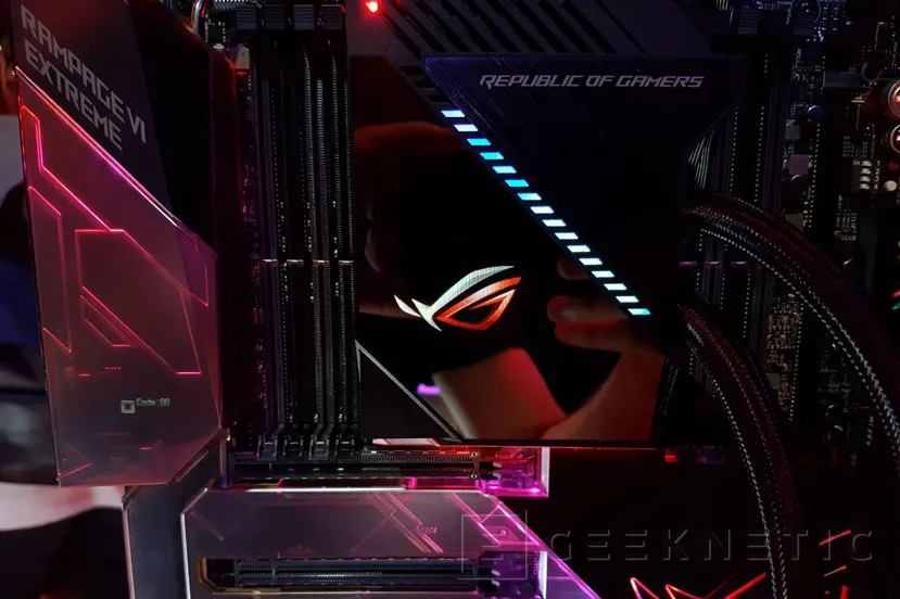 Geeknetic La línea de refrigeraciones líquidas con OLED ASUS Ryujin recibe nuevos modelos para AMD Threadripper 1