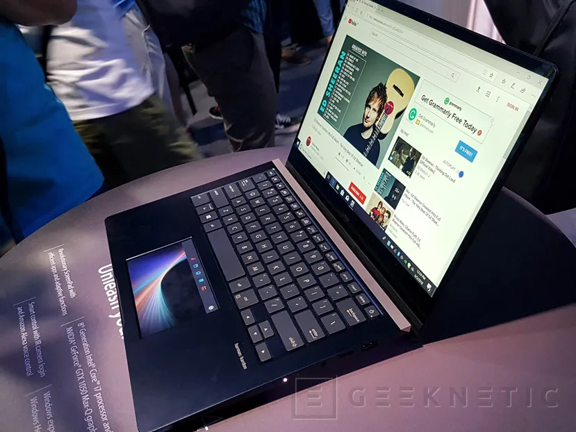 Geeknetic Zenbook Pro15, Core i9 y touchpad con pantalla para el ultrabook más potente de ASUS 6