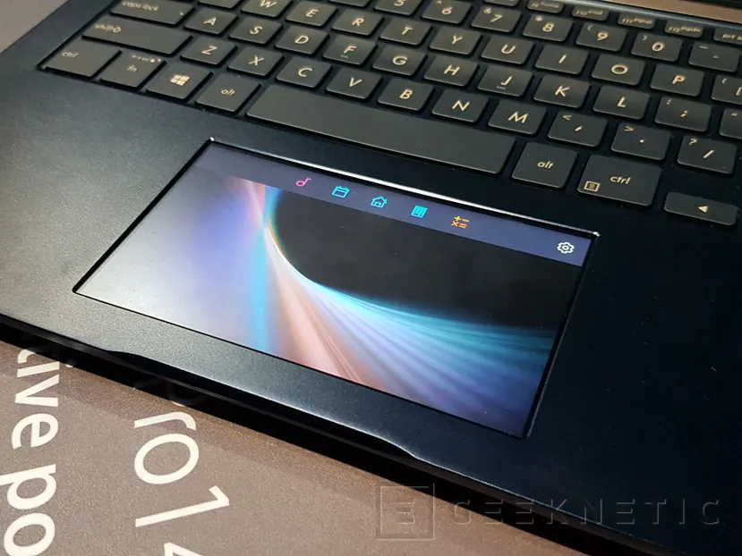 Geeknetic Zenbook Pro15, Core i9 y touchpad con pantalla para el ultrabook más potente de ASUS 2