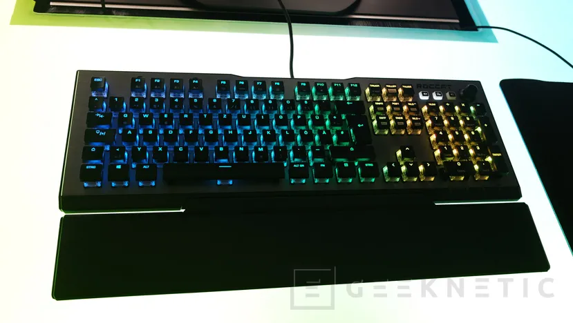 Geeknetic ROCCAT estrena una nueva línea de diseño con un nuevo teclado mecánico, el ROCCAT Vulcan. 1