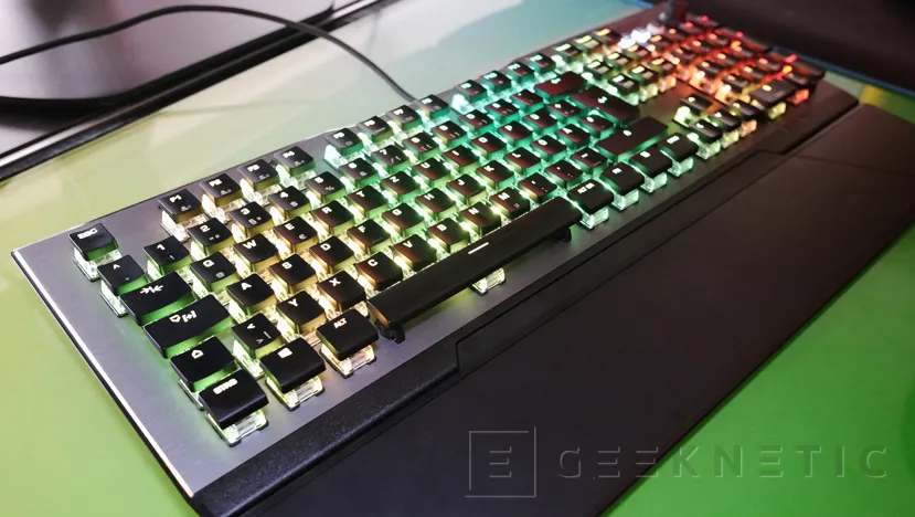Geeknetic ROCCAT estrena una nueva línea de diseño con un nuevo teclado mecánico, el ROCCAT Vulcan. 3