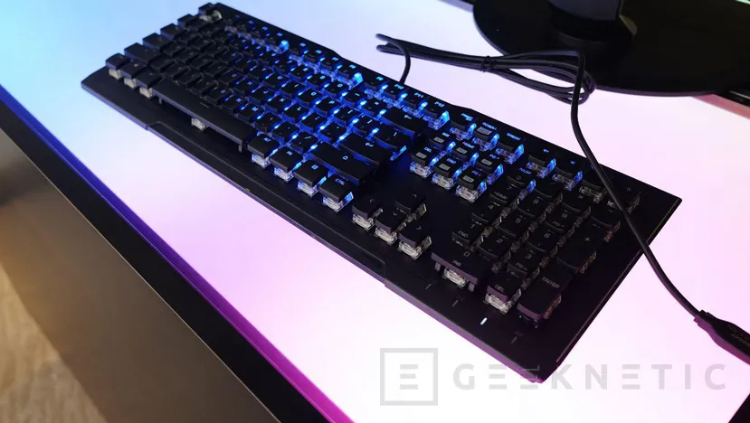 Geeknetic ROCCAT estrena una nueva línea de diseño con un nuevo teclado mecánico, el ROCCAT Vulcan. 4
