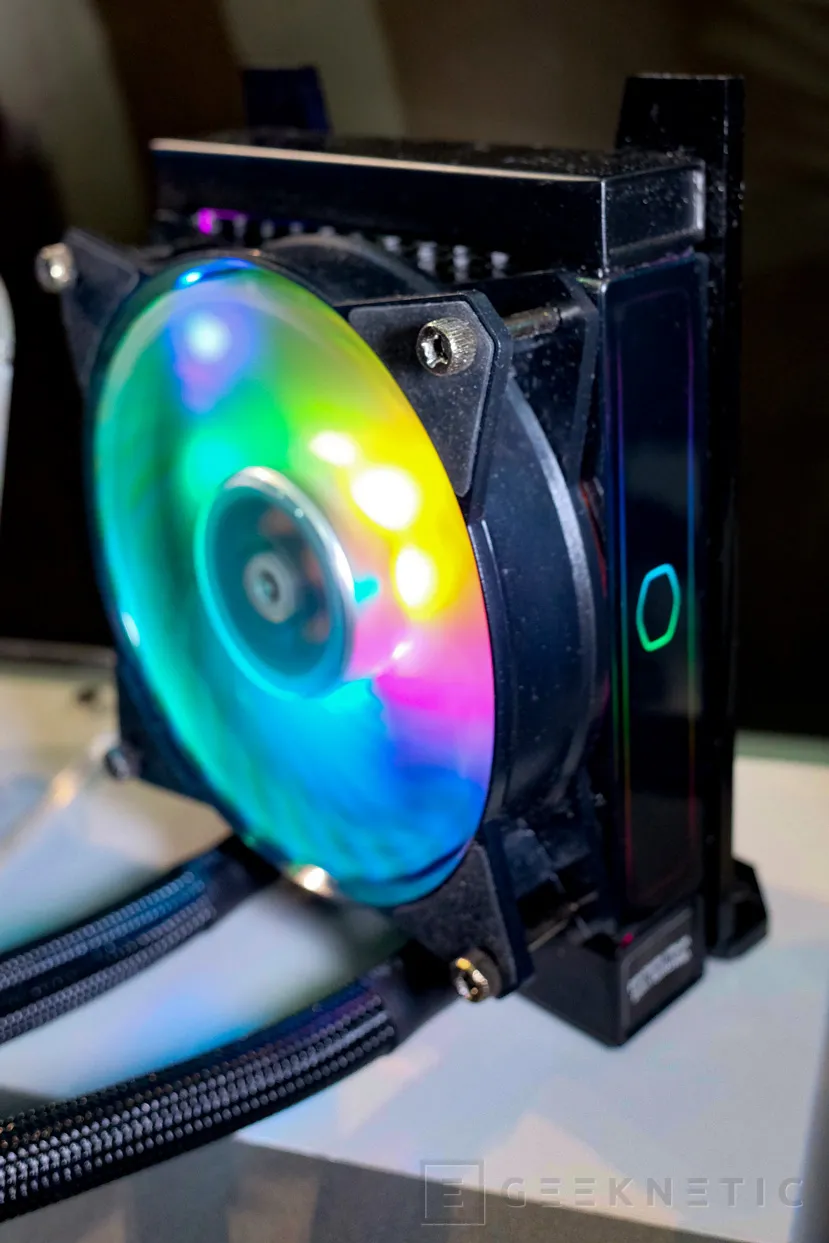Geeknetic Cooler Master da una nota de color a sus nuevas refrigeraciones líquidas con iluminación ARGB 3