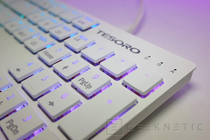 Geeknetic Tesoro estrena dos nuevos teclados para jugadores en su stand de la Computex 2