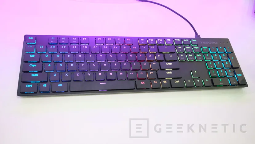 Geeknetic Tesoro estrena dos nuevos teclados para jugadores en su stand de la Computex 8