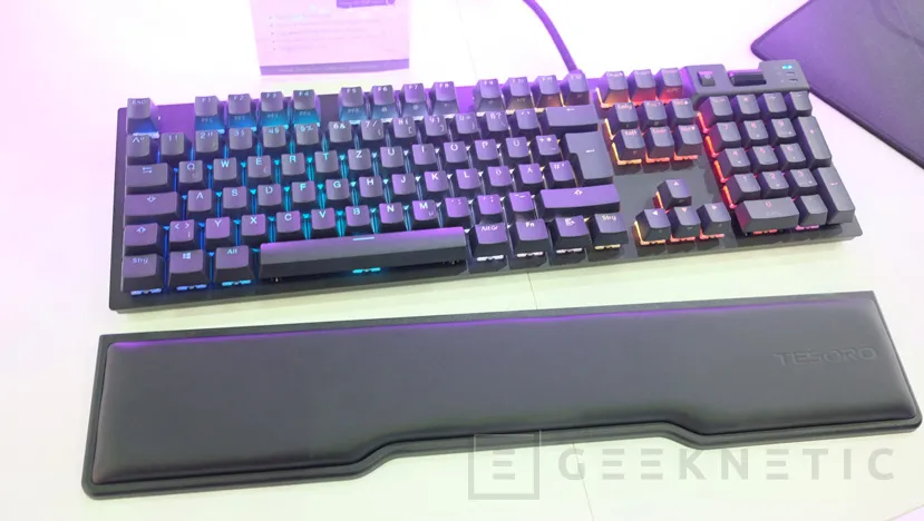Geeknetic Tesoro estrena dos nuevos teclados para jugadores en su stand de la Computex 4