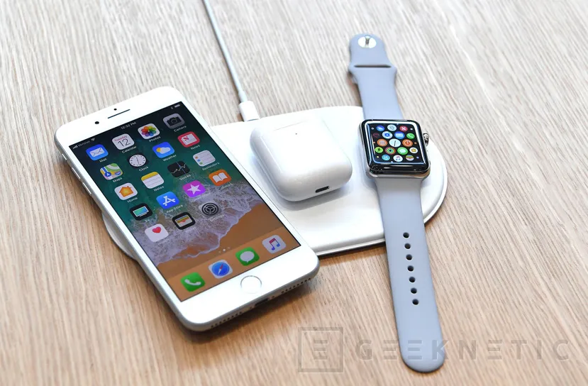 Geeknetic El cargador inalámbrico de Apple se lanzaría por fin en septiembre, incorpora iOS y un chip desarrollado por ellos 2