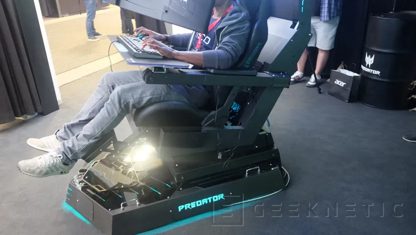 Geeknetic ACER Predator Thronos, una silla gaming motorizada para 3 monitores con más de 200 kg de peso 4