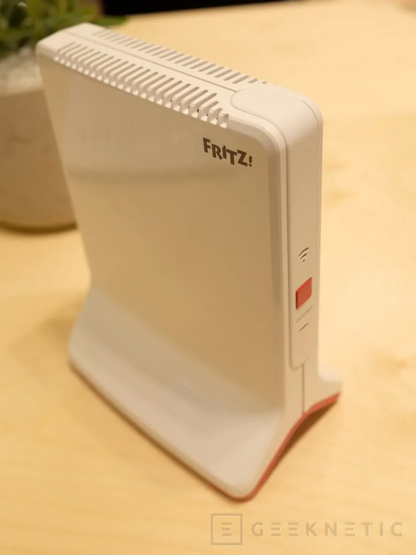 Geeknetic FRITZ! nos trae un repetidor WiFi con funciones Mesh y dos puertos Ethernet Gigabit 1