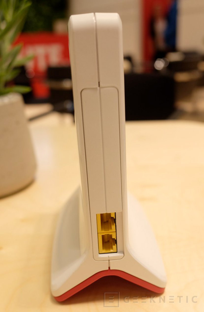 Geeknetic FRITZ! nos trae un repetidor WiFi con funciones Mesh y dos puertos Ethernet Gigabit 2