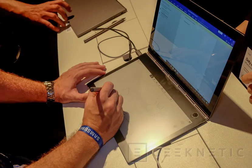 Geeknetic Lenovo presenta el Yoga Book C930, un convertible con dos pantallas 4