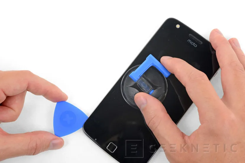Geeknetic Motorola se une a iFixit para suministrar kits de reparación para los dispositivos Moto 1
