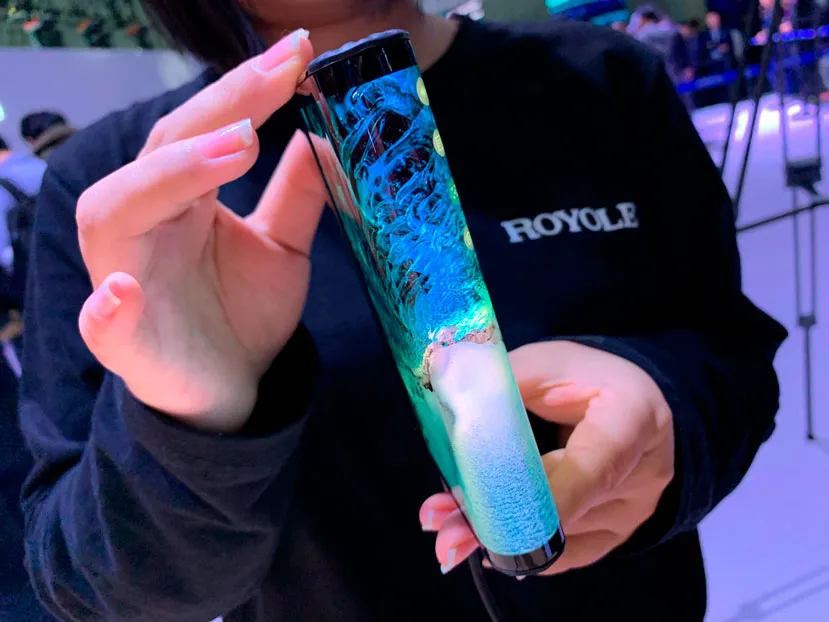 Geeknetic Ya está aquí el primer smartphone plegable, el Rouyu FlexiPai, que además estrena el Snapdragon 8150 3