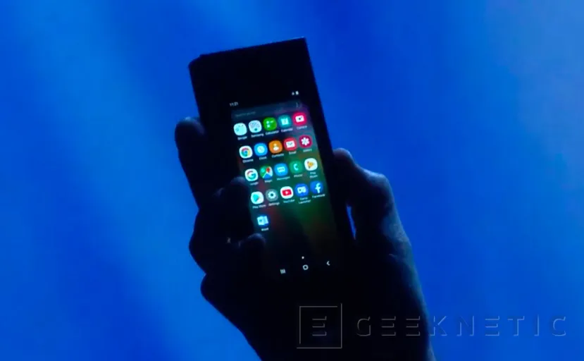 Geeknetic El primer móvil con pantalla plegable de Samsung es ya una realidad 2