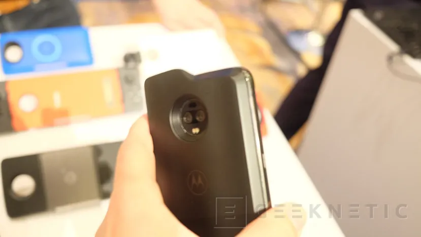 Geeknetic Motorola lanza un módulo 5G acoplable al Moto Z3 con un Snapdragon 855 y un modem X50 en su interior 4