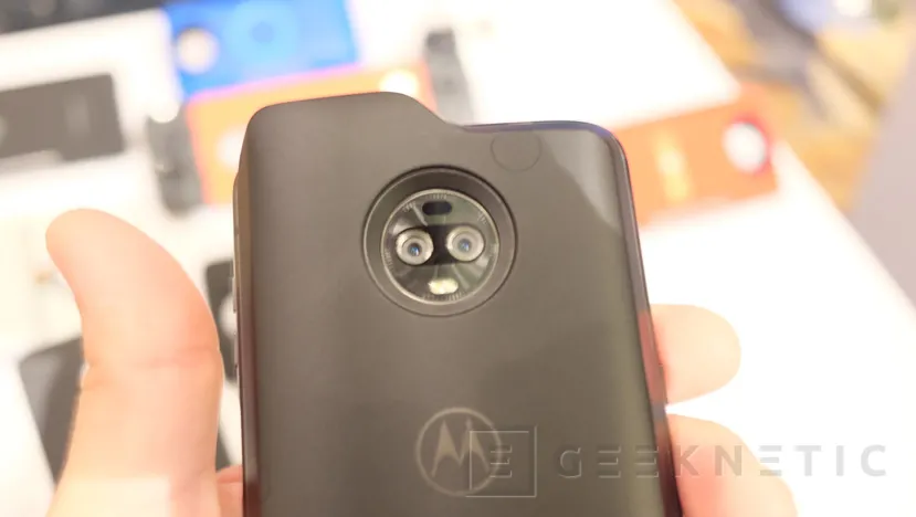 Geeknetic Motorola lanza un módulo 5G acoplable al Moto Z3 con un Snapdragon 855 y un modem X50 en su interior 3