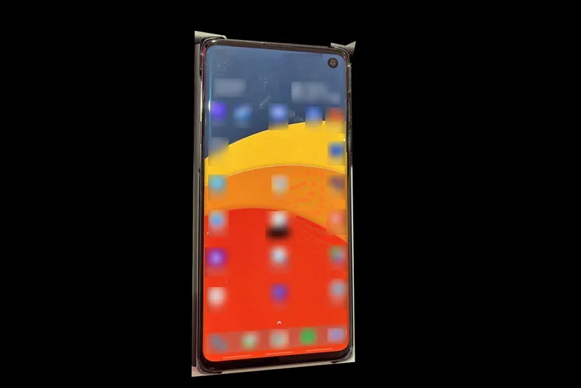 Geeknetic Se filtra una foto real de un Samsung Galaxy S10 que muestra el diseño definitivo del frontal 1