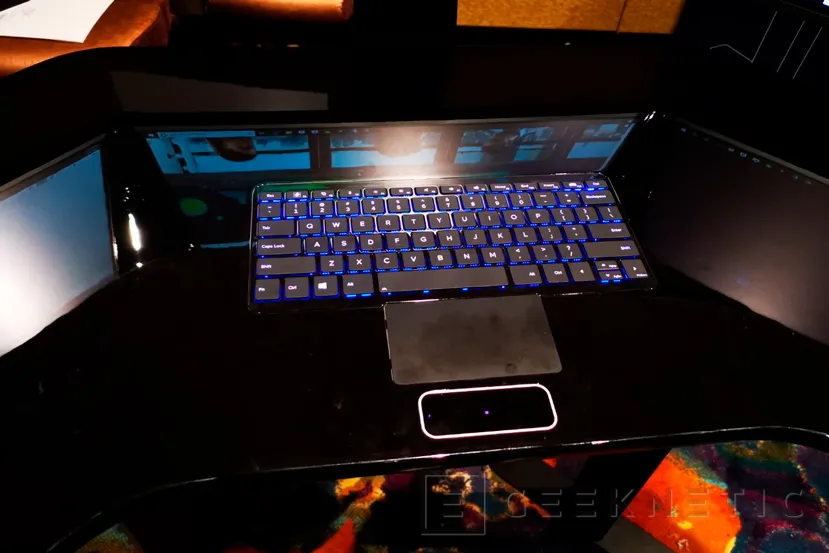Geeknetic Cemtrex sorprende con su SmartDesk, un All in One con triple pantalla integrado en una mesa motorizada 3