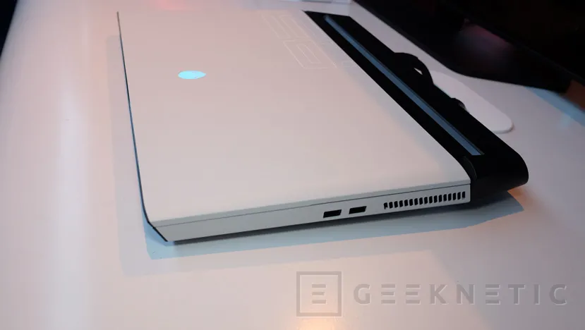Geeknetic Alienware presenta el Area-51m, un portátil gaming completamente actualizable con procesador Core i9 de escritorio 3